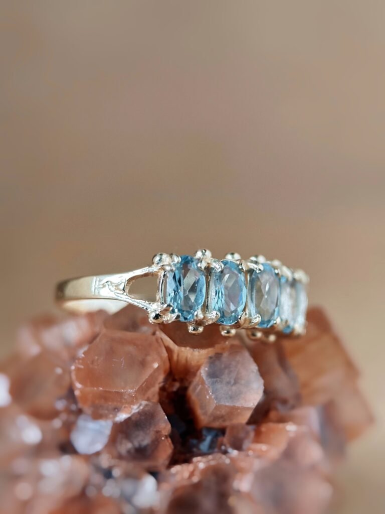 Vintage 9 karaat massief gouden row ring met lichtblauwe topaas