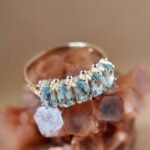 Vintage 9 karaat massief gouden row ring met lichtblauwe topaas