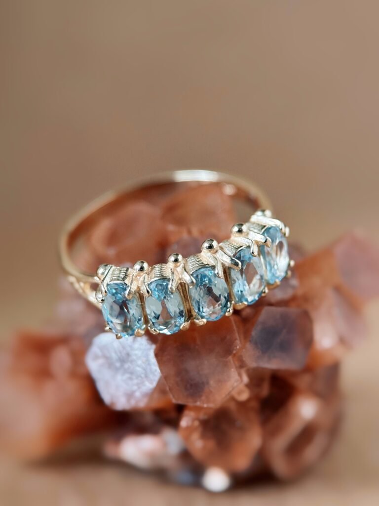 Vintage 9 karaat massief gouden row ring met lichtblauwe topaas