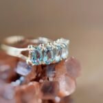Vintage 9 karaat massief gouden row ring met lichtblauwe topaas