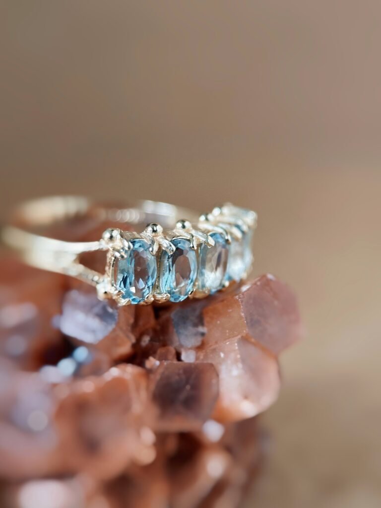 Vintage 9 karaat massief gouden row ring met lichtblauwe topaas