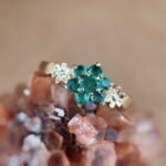 Vintage 9 karaat massief gouden ring met groene smaragd in bloemvorm