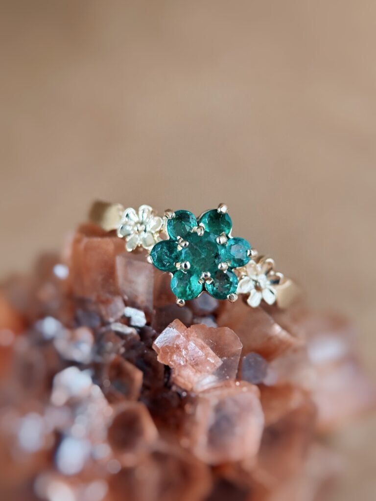 Vintage 9 karaat massief gouden ring met groene smaragd in bloemvorm