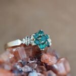 Vintage 9 karaat massief gouden ring met groene smaragd in bloemvorm