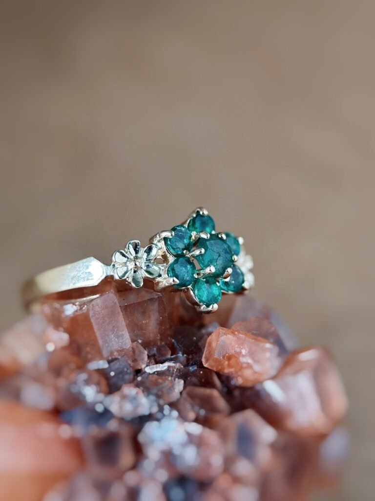 Vintage 9 karaat massief gouden ring met groene smaragd in bloemvorm