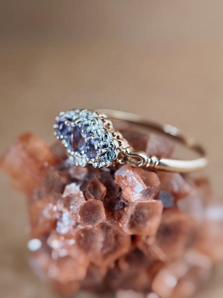 Vintage 9 karaat massief gouden Cluster ring met paars lila amethist edelsteen en diamanten in witgoud
