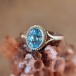Vintage 9 karaat massief gouden ring met lichtblauwe ovaalgeslepen topaas edelsteen