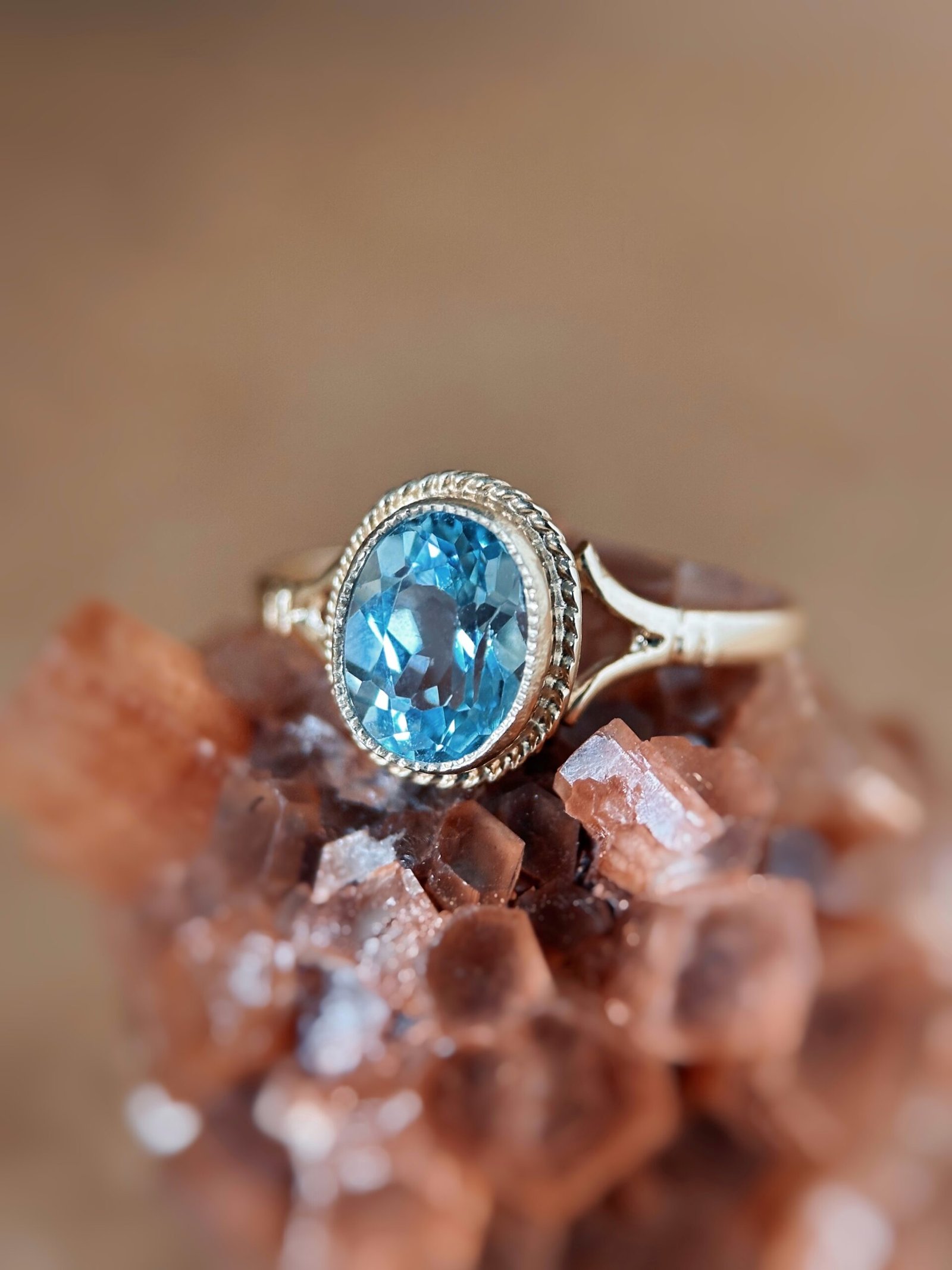 Vintage 9 karaat massief gouden ring met lichtblauwe ovaalgeslepen topaas edelsteen