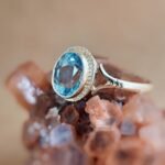 Vintage 9 karaat massief gouden ring met lichtblauwe ovaalgeslepen topaas edelsteen