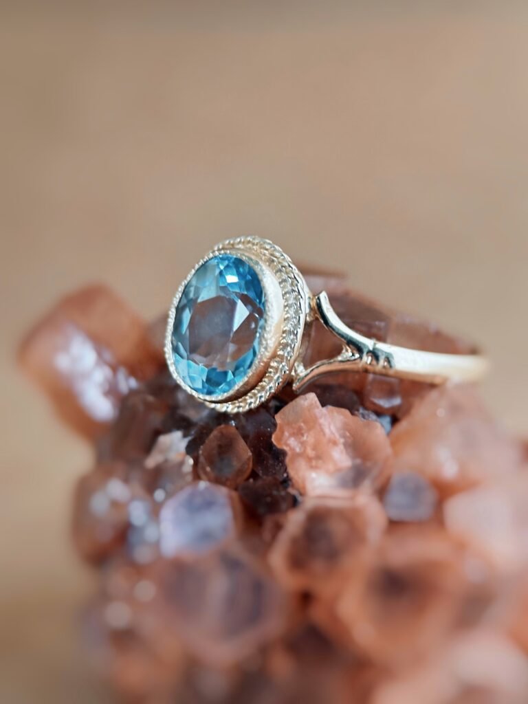 Vintage 9 karaat massief gouden ring met lichtblauwe ovaalgeslepen topaas edelsteen