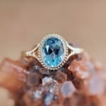 Vintage 9 karaat massief gouden ring met lichtblauwe ovaalgeslepen topaas edelsteen