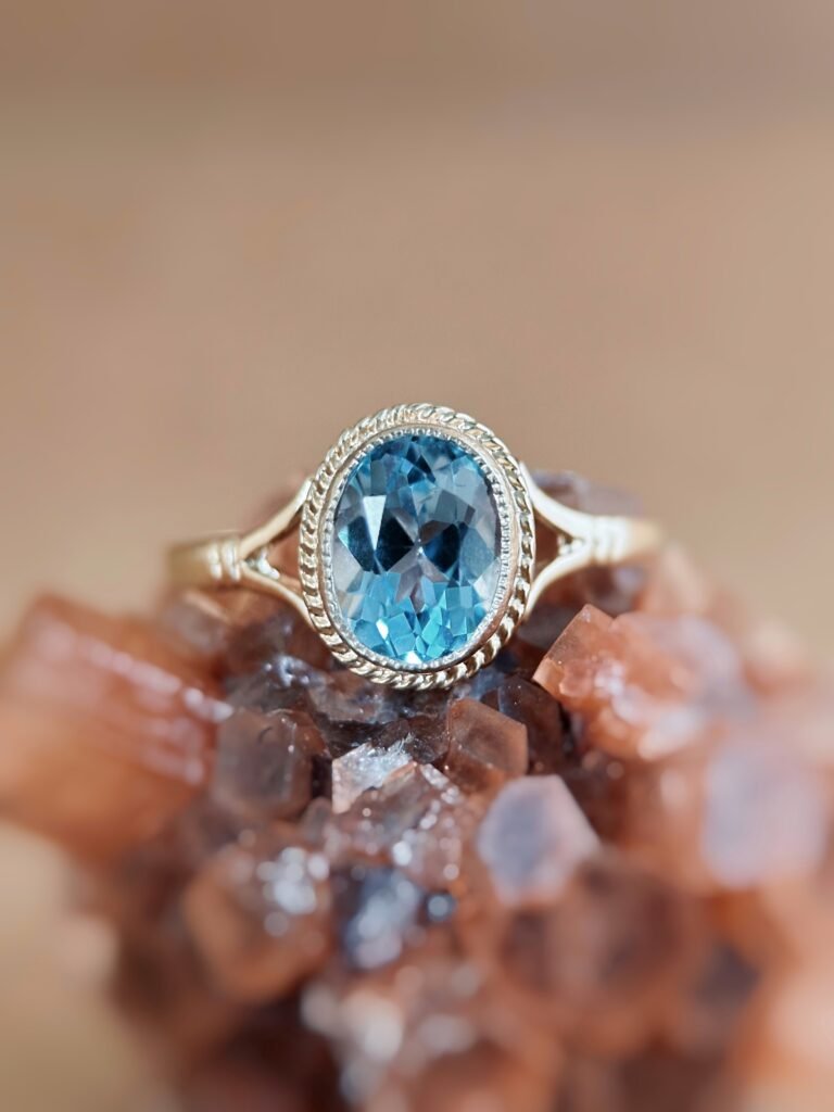 Vintage 9 karaat massief gouden ring met lichtblauwe ovaalgeslepen topaas edelsteen