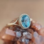 Vintage 9 karaat massief gouden ring met lichtblauwe ovaalgeslepen topaas edelsteen