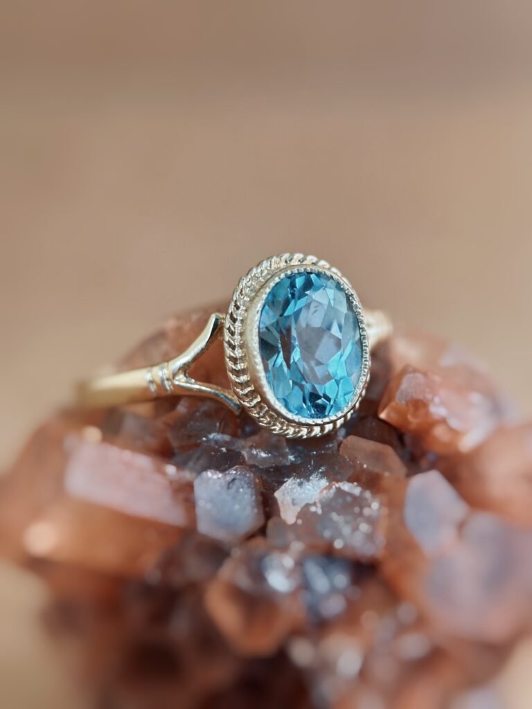 Vintage 9 karaat massief gouden ring met lichtblauwe ovaalgeslepen topaas edelsteen