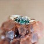 Vintage 9 karaat massief gouden cluster ring met donkergroene smaragd en diamanten