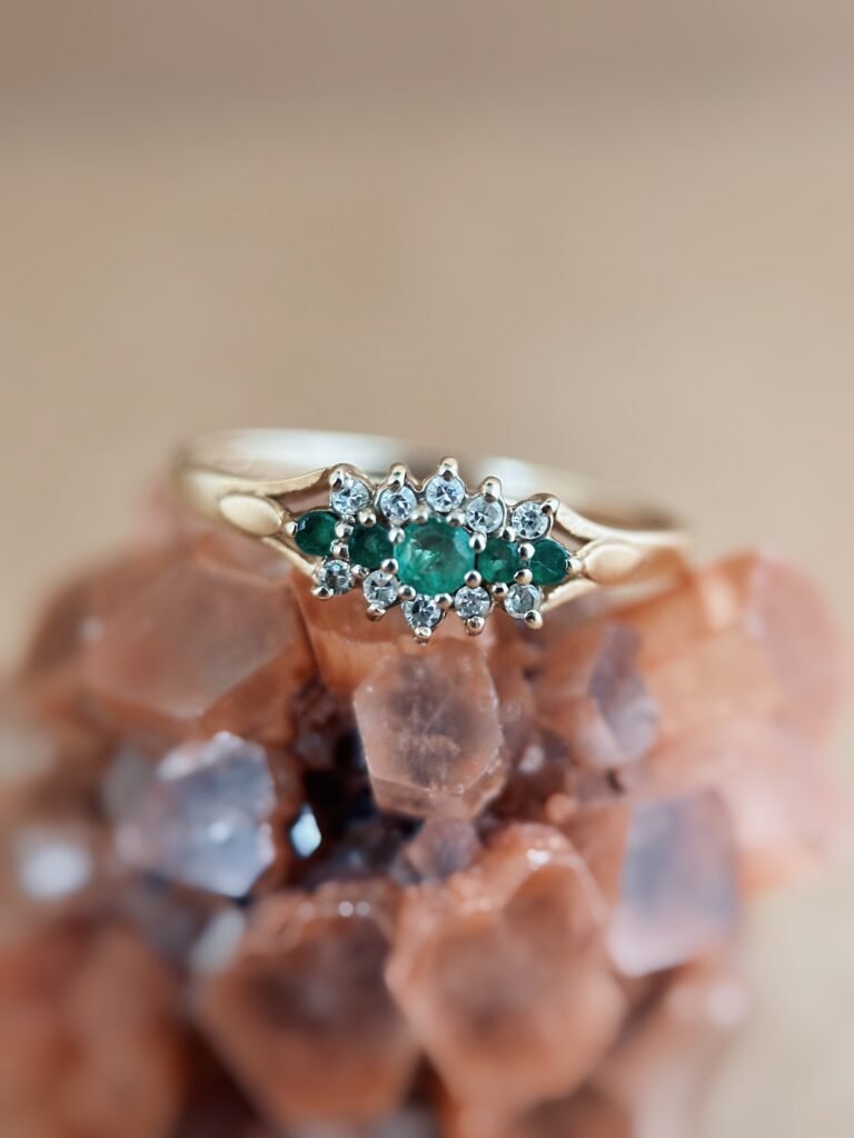 Vintage 9 karaat massief gouden cluster ring met donkergroene smaragd en diamanten