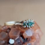 Vintage 9 karaat massief gouden cluster ring met donkergroene smaragd en diamanten