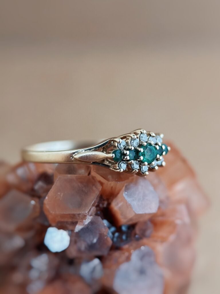 Vintage 9 karaat massief gouden cluster ring met donkergroene smaragd en diamanten