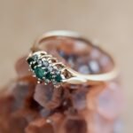 Vintage 9 karaat massief gouden cluster ring met donkergroene smaragd en diamanten