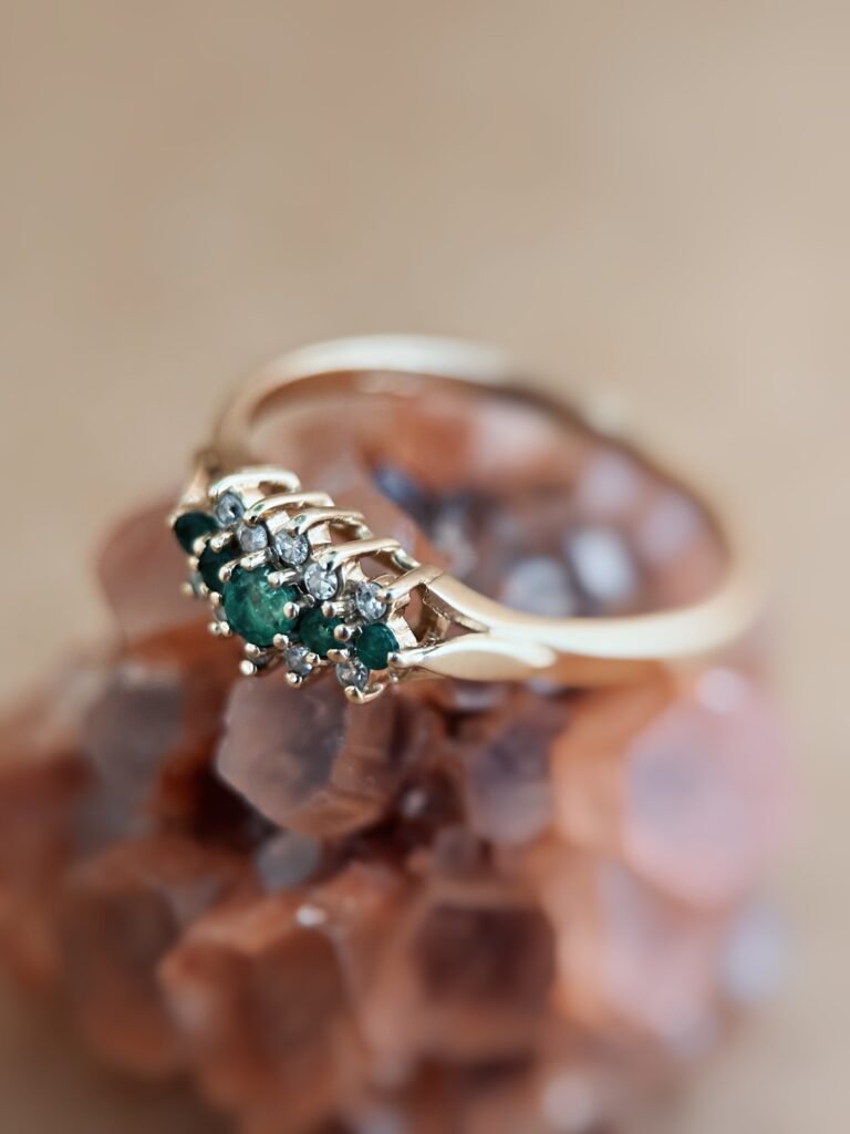 Vintage 9 karaat massief gouden cluster ring met donkergroene smaragd en diamanten