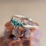 Vintage 9 karaat massief gouden cluster ring met donkergroene smaragd en diamanten