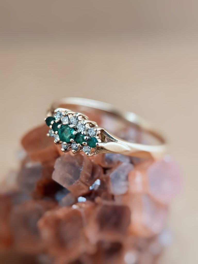 Vintage 9 karaat massief gouden cluster ring met donkergroene smaragd en diamanten