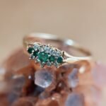 Vintage 9 karaat massief gouden cluster ring met donkergroene smaragd en diamanten