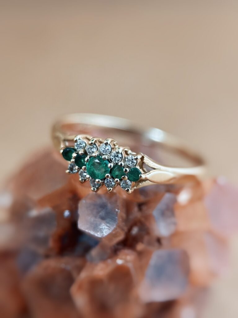Vintage 9 karaat massief gouden cluster ring met donkergroene smaragd en diamanten
