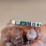 Vintage 9 karaat massief gouden stacking dearest ring met gekleurde edelstenen