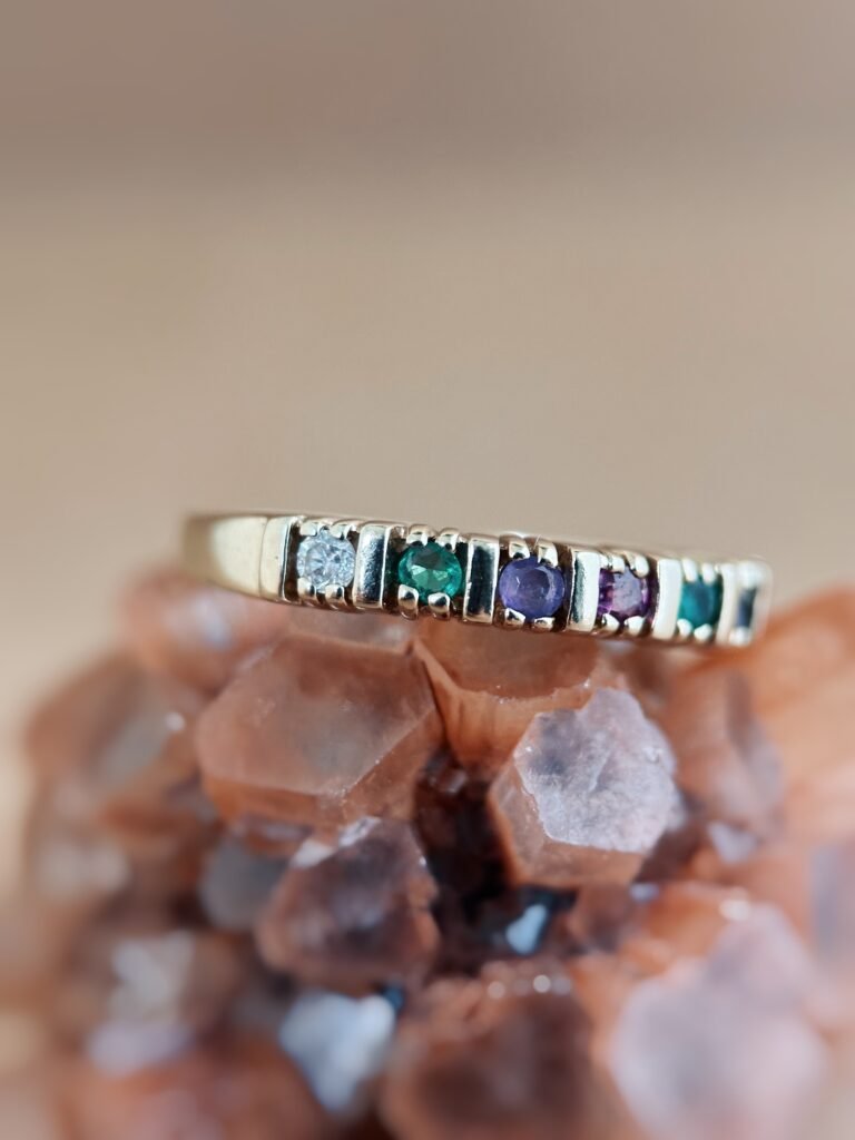 Vintage 9 karaat massief gouden stacking dearest ring met gekleurde edelstenen