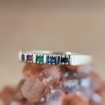 Vintage 9 karaat massief gouden stacking dearest ring met gekleurde edelstenen