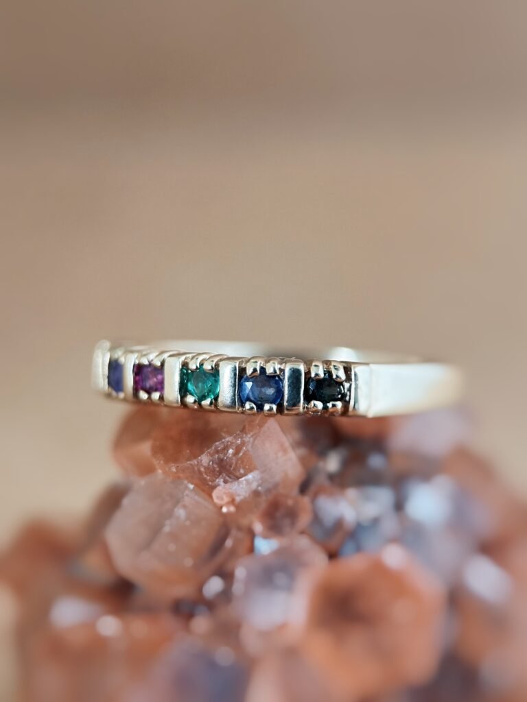Vintage 9 karaat massief gouden stacking dearest ring met gekleurde edelstenen