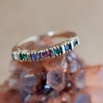 Vintage 9 karaat massief gouden stacking dearest ring met gekleurde edelstenen