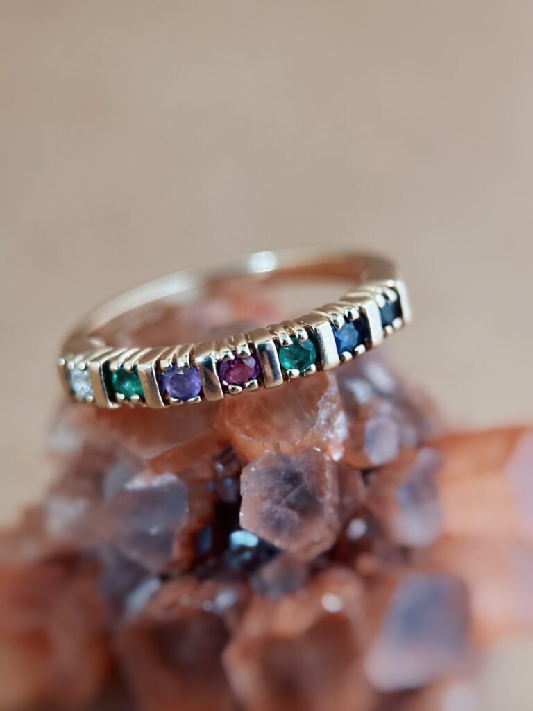 Vintage 9 karaat massief gouden stacking dearest ring met gekleurde edelstenen