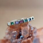 Vintage 9 karaat massief gouden stacking dearest ring met gekleurde edelstenen