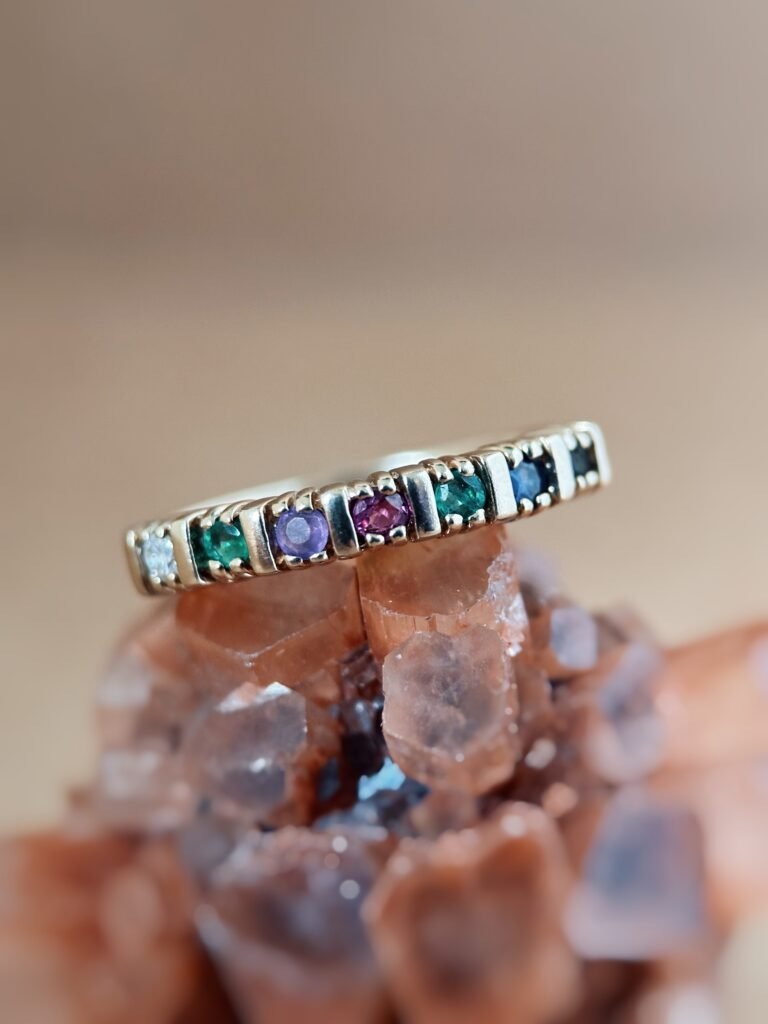 Vintage 9 karaat massief gouden stacking dearest ring met gekleurde edelstenen