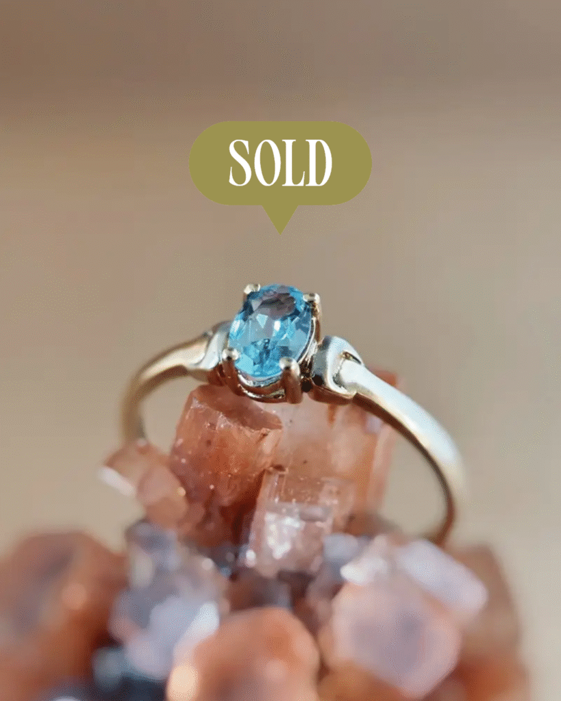 Vintage 9 karaat massief gouden solitaire ring met lichtblauwe topaas