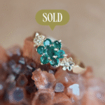Vintage 9 karaat massief gouden ring met groene smaragd in bloemvorm