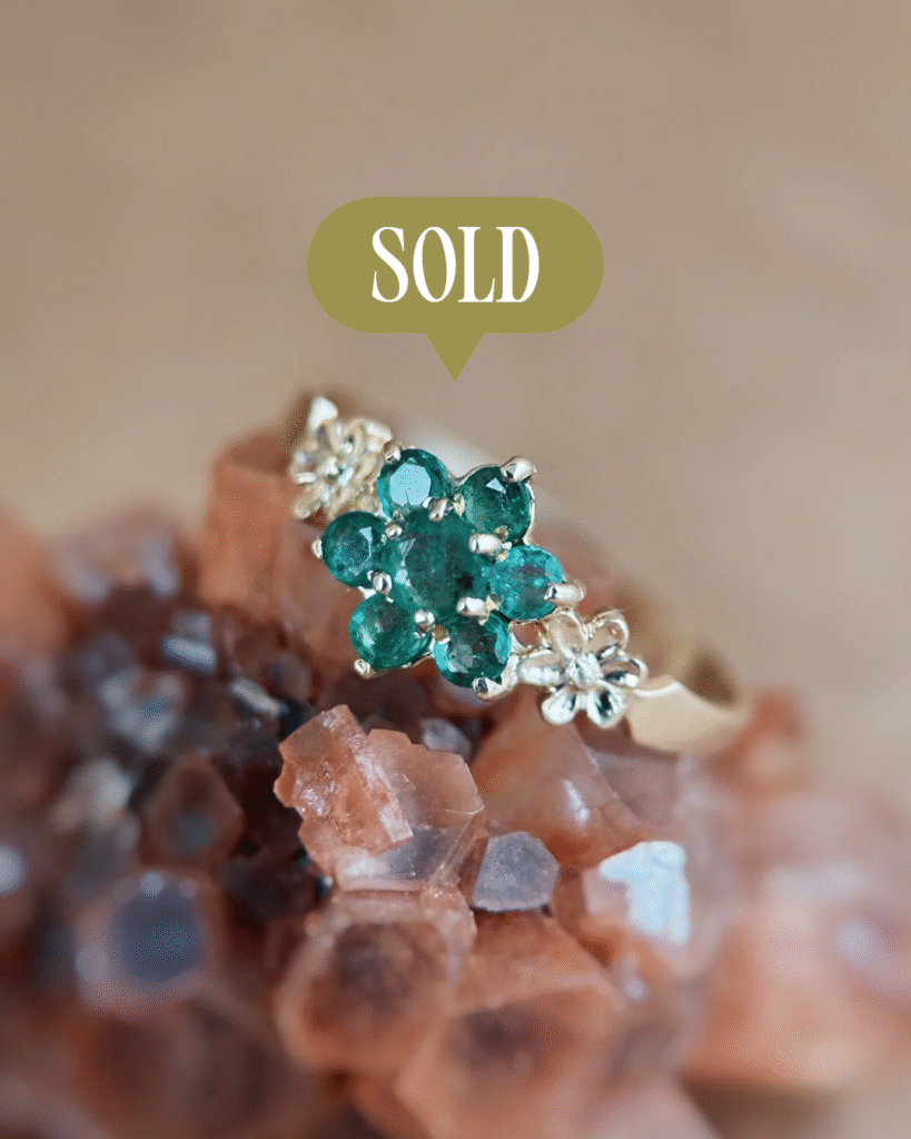 Vintage 9 karaat massief gouden ring met groene smaragd in bloemvorm