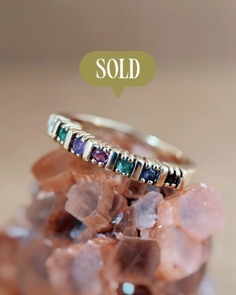 Vintage 9 karaat massief gouden stacking dearest ring met gekleurde edelstenen