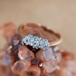 Antieke 9 karaat massief gouden threestone ring met handgeslepen diamanten uit 1900 Om hand