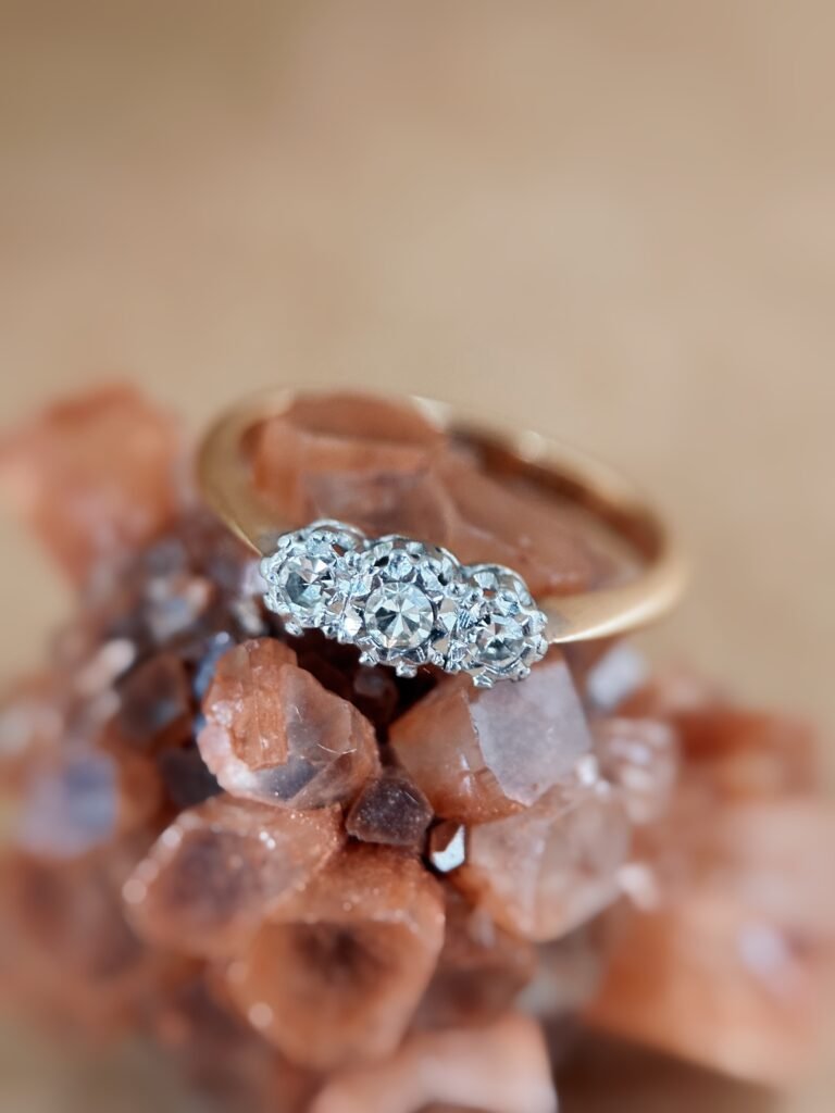 Antieke 9 karaat massief gouden threestone ring met handgeslepen diamanten uit 1900 Om hand