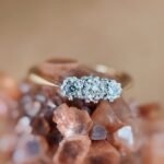 Antieke 9 karaat massief gouden threestone ring met handgeslepen diamanten uit 1900 Om hand