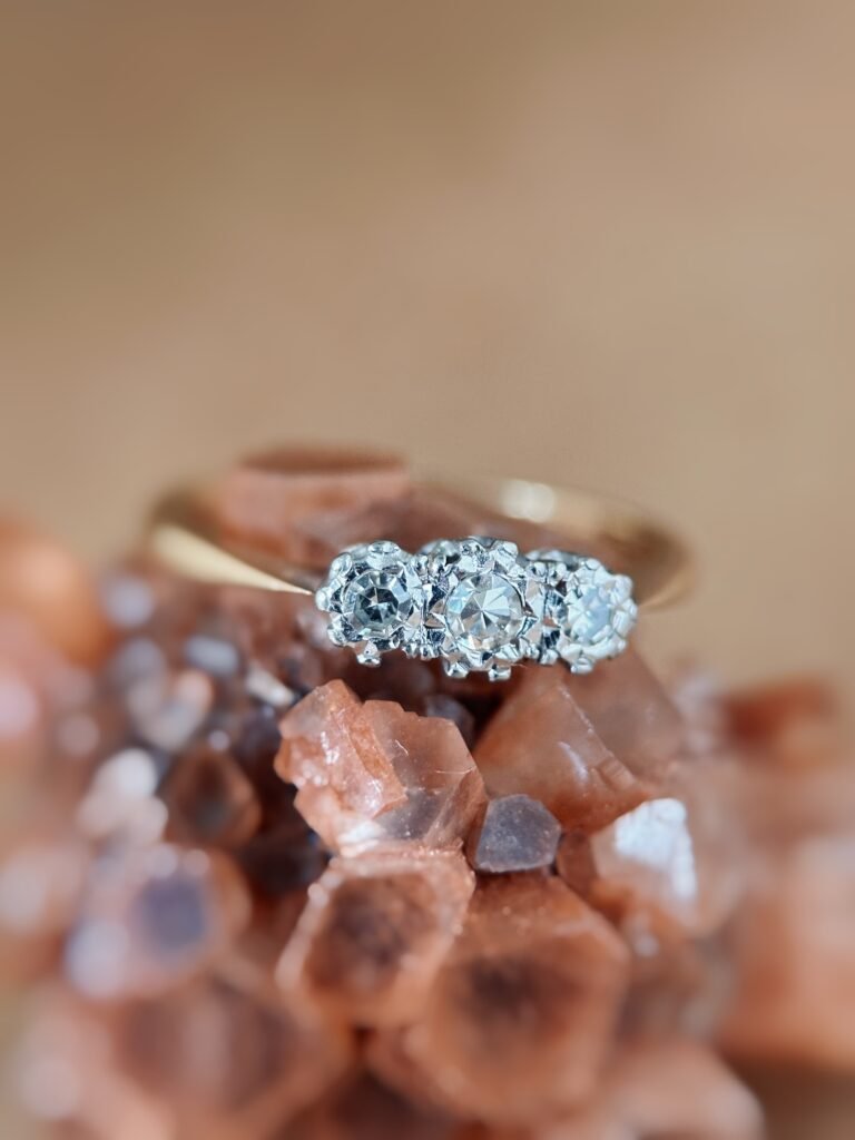 Antieke 9 karaat massief gouden threestone ring met handgeslepen diamanten uit 1900 Om hand