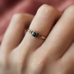 Vintage 9 karaat massief gouden solitaire ring met een saffier in bezel zetting Om hand