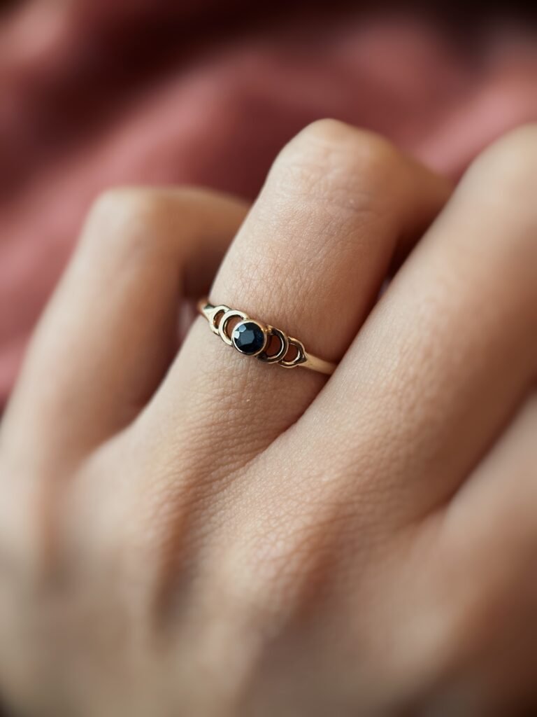 Vintage 9 karaat massief gouden solitaire ring met een saffier in bezel zetting Om hand