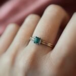 Vintage 9 karaat massief gouden ring met emerald cut smaragd en zes diamantjes Om hand