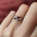 Vintage 9 karaat massief gouden ring met een swirl van robijn en diamant Om hand