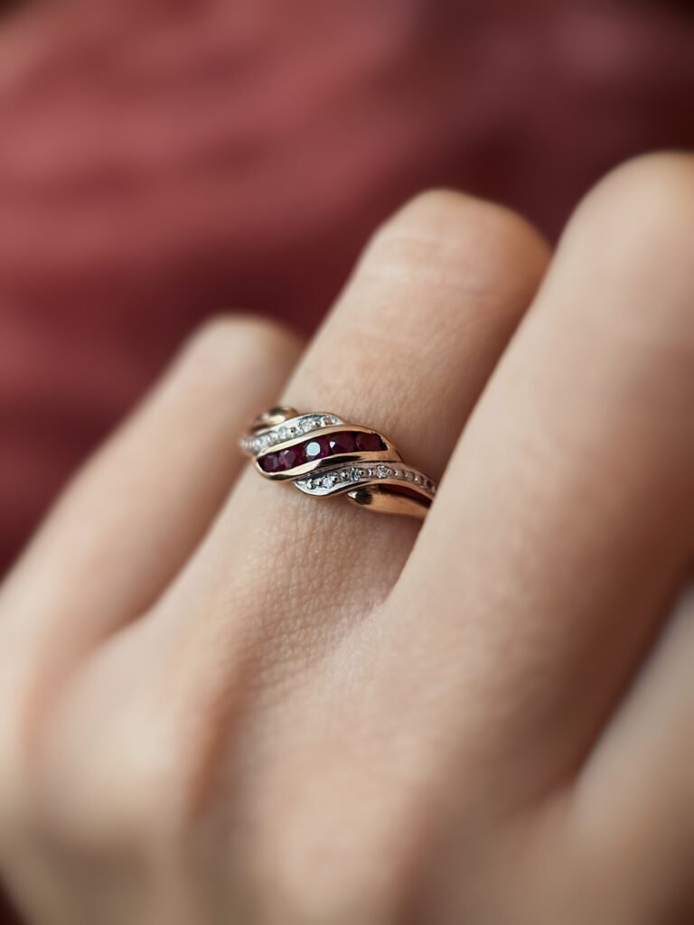 Vintage 9 karaat massief gouden ring met een swirl van robijn en diamant Om hand