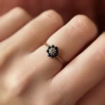 Vintage 9 karaat massief gouden ring met diamant en saffieren in bloemvorm Om hand